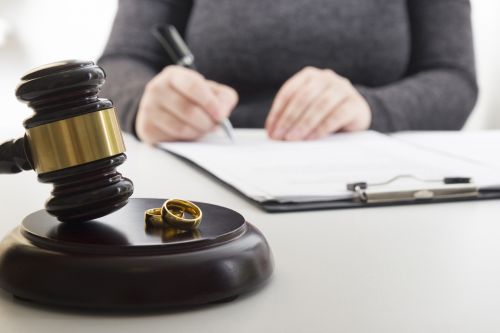 How to Choose the Right Divorce Lawyer for Your Needs