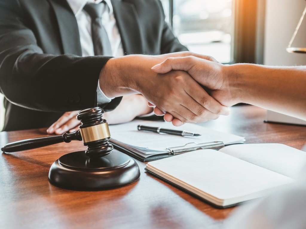 Top 5 Questions to Ask a Divorce Lawyer Before Hiring